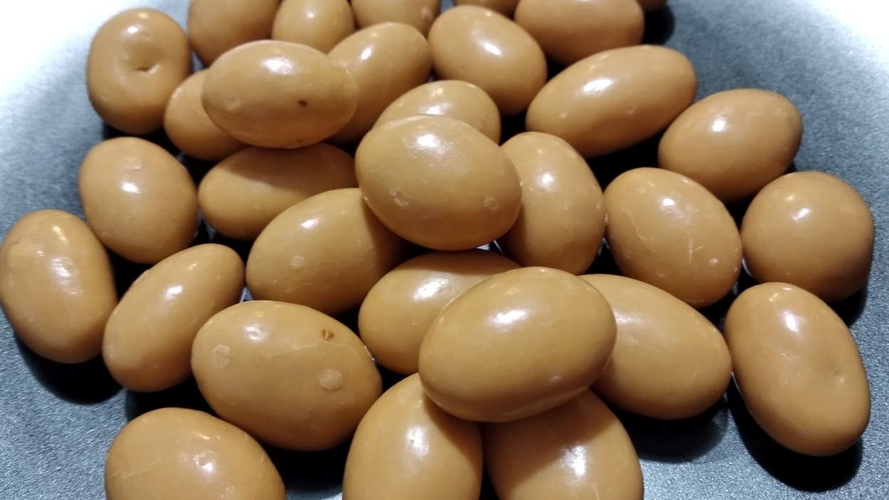 Perun Mandle v karamelove čokoládě s morskou solí 70g