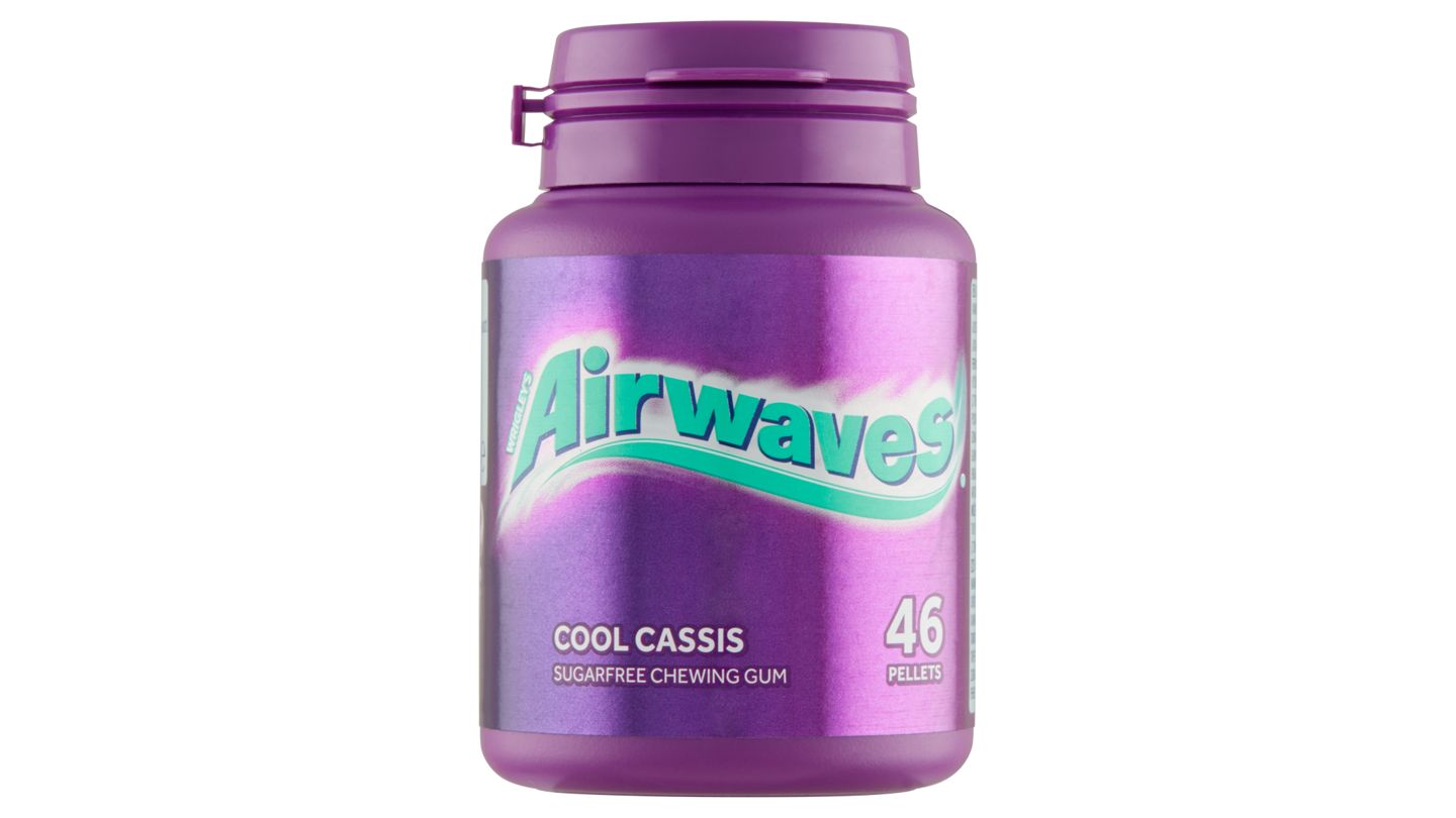 Wrigley's Airwaves Cool Cassis žvýkačka bez cukru s příchutí mentolu a černého rybízu 46 ks 64g