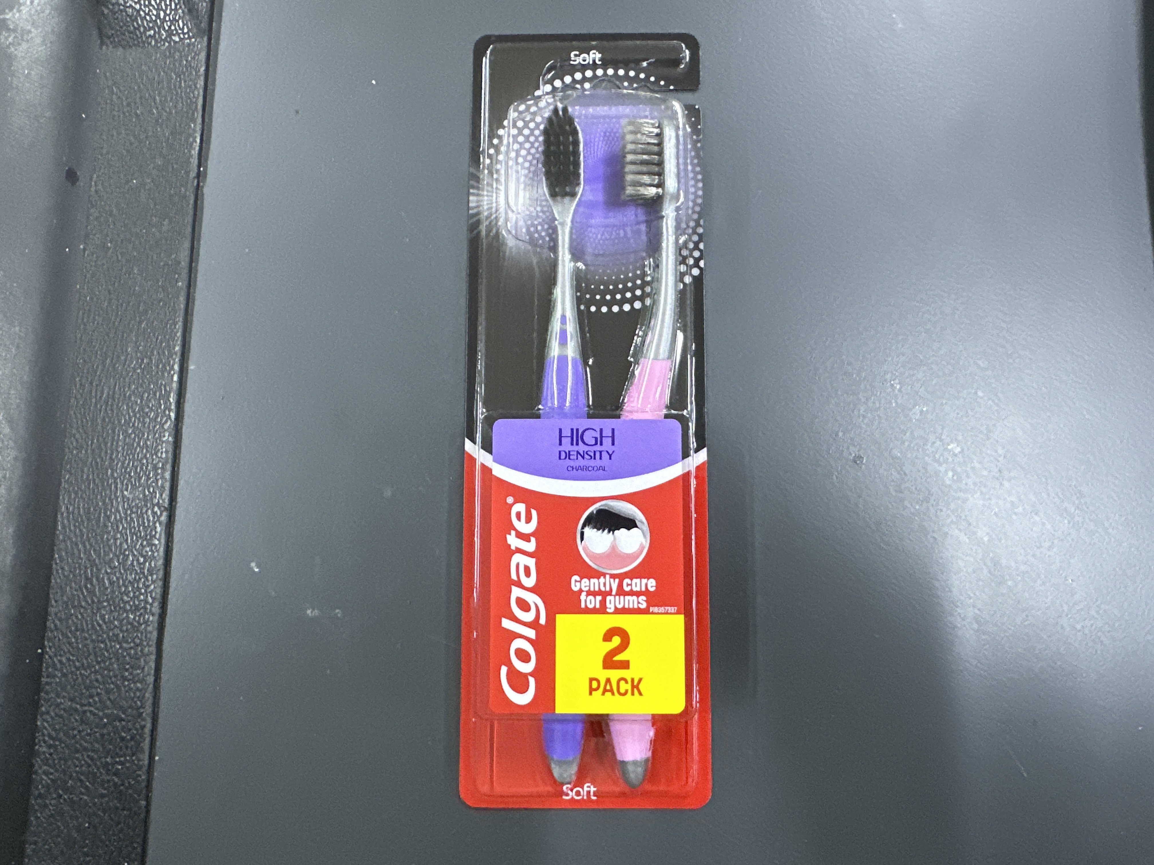 Colgate High Density Charcoal zubní kartáček měkký 2ks