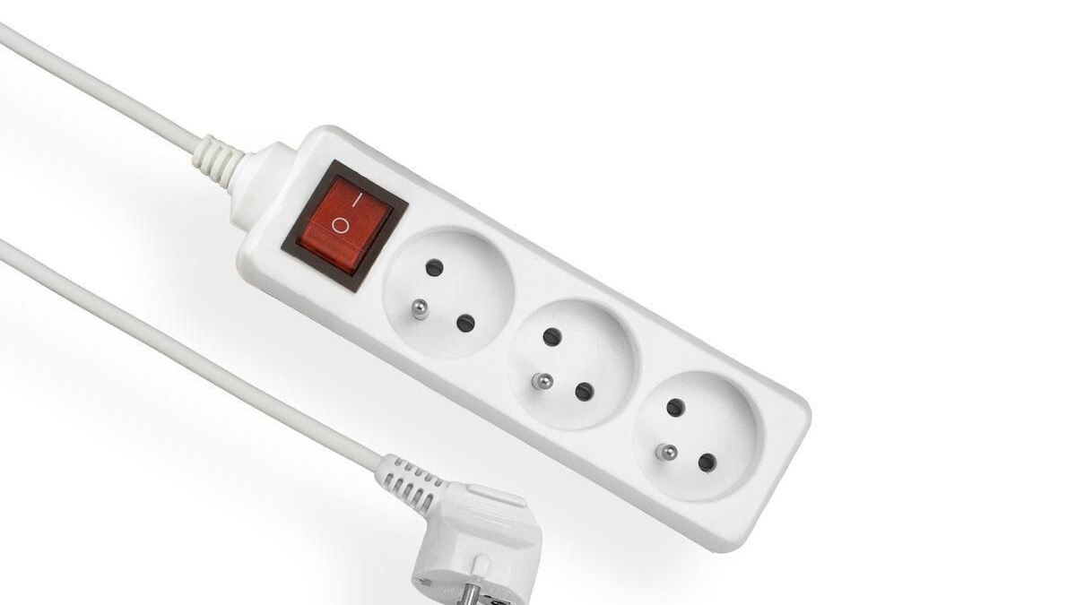 Solight prodlužovací přívod 3z 1.5m 3x1mm2 bílý vypínač